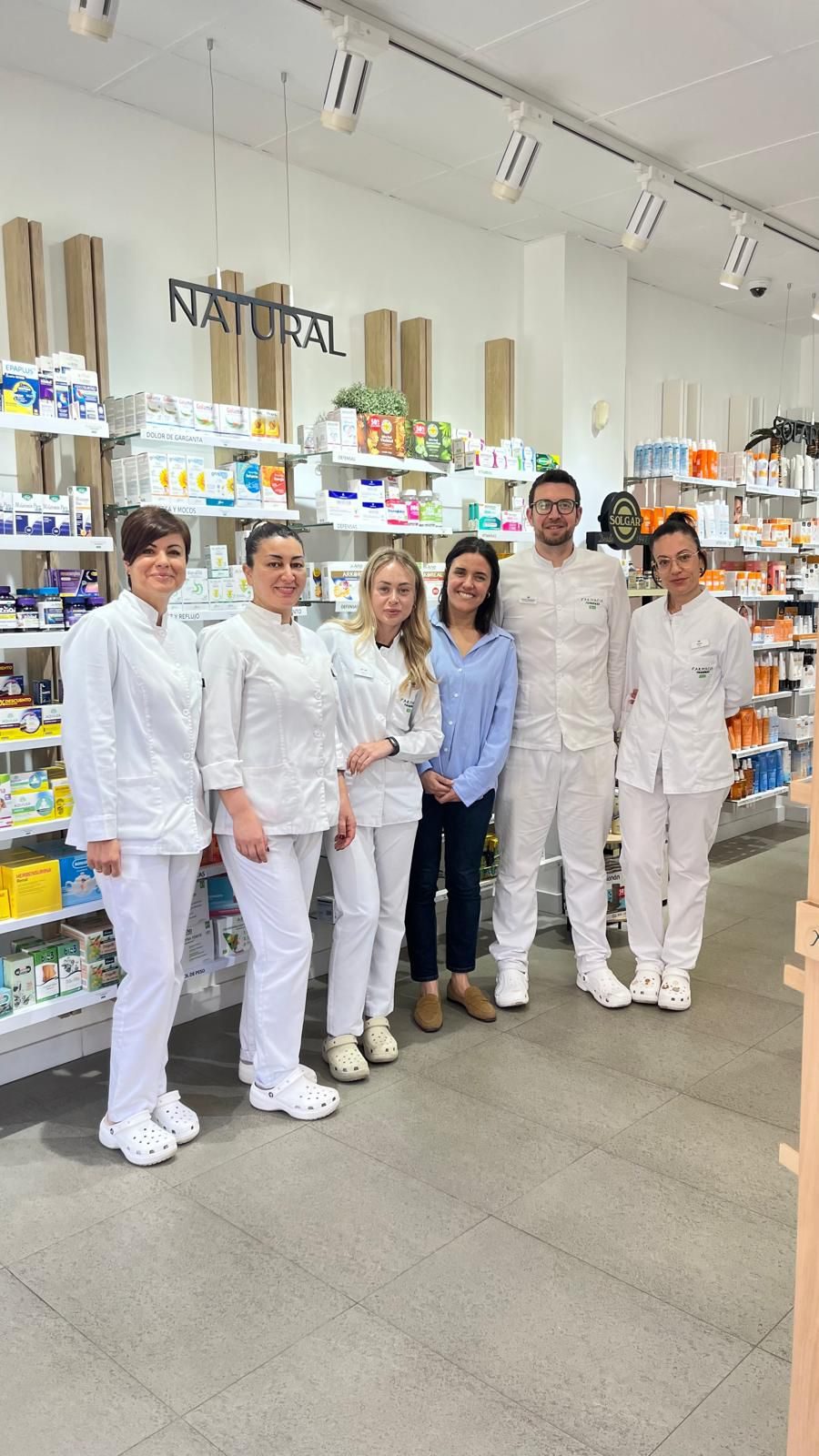 Parte del equipo en la entrada de la farmacia